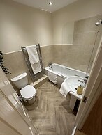 Charming 2-bed Apartment in Danbury, Essex