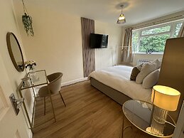 Charming 2-bed Apartment in Danbury, Essex