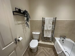 Charming 2-bed Apartment in Danbury, Essex