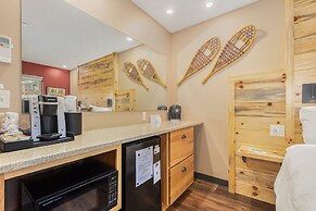 Solitude Fern Lake 202 - Estes Park 1 Bedroom Studio by RedAwning