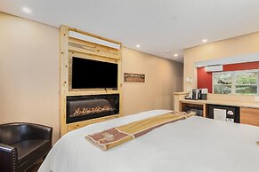 Solitude Fern Lake 202 - Estes Park 1 Bedroom Studio by RedAwning