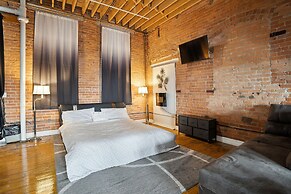 FULLY EQUIPPED FOR THE 2024 NFL DRAFT!!! - Downtown Detroit Loft by Re