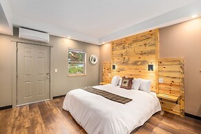 Solitude Bear Room Ada 103 - Estes Park 1 Bedroom Studio by RedAwning