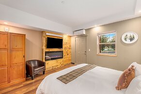 Solitude Bear Room Ada 103 - Estes Park 1 Bedroom Studio by RedAwning