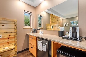 Solitude Bear Room Ada 103 - Estes Park 1 Bedroom Studio by RedAwning