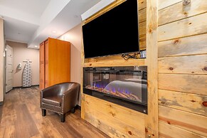 Solitude Bear Room Ada 103 - Estes Park 1 Bedroom Studio by RedAwning