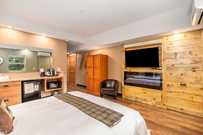 Solitude Bear Room Ada 103 - Estes Park 1 Bedroom Studio by RedAwning