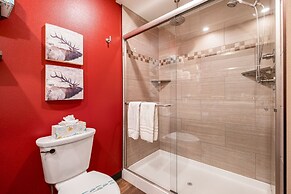 Solitude Elk Room 101 - Estes Park 1 Bedroom Studio by RedAwning