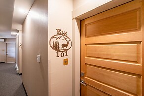 Solitude Elk Room 101 - Estes Park 1 Bedroom Studio by RedAwning