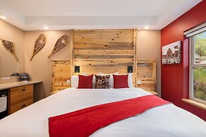 Solitude Elk Room 101 - Estes Park 1 Bedroom Studio by RedAwning