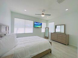 Luxury 4bd Home Near Disney W/pool 4 Bedroom Home by RedAwning