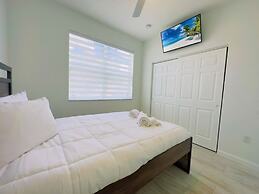 Luxury 4bd Home Near Disney W/pool 4 Bedroom Home by RedAwning