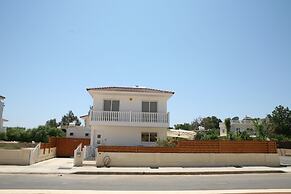 Beautiful 4 Bed Villa in Ayia Napa, Nissi Beach