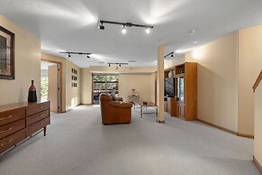 Peaceful Pines 5 BR Home with Jacuzzi