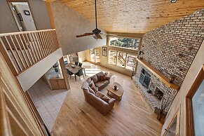 Peaceful Pines 5 BR Home with Jacuzzi