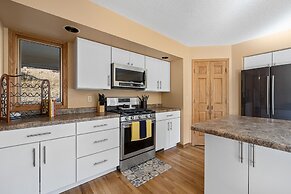 Peaceful Pines 5 BR Home with Jacuzzi