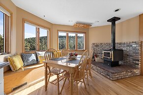 Peaceful Pines 5 BR Home with Jacuzzi