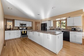 Peaceful Pines 5 BR Home with Jacuzzi