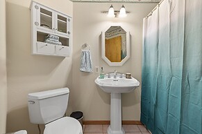 Peaceful Pines 5 BR Home with Jacuzzi