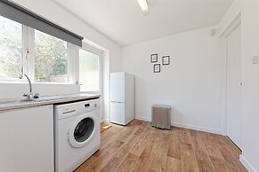 Lovely 2-bed House in Kent - Parking Available