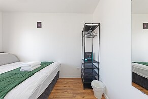 Lovely 2-bed House in Kent - Parking Available