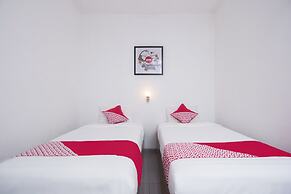 Super OYO 759 Hotel Dewi Sri