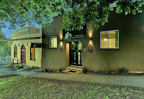 Tuck Inn Yarra Valley