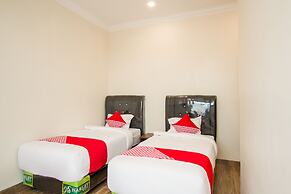 Super OYO 3316 Adam Malik Guesthouse Near Stasiun Medan