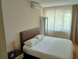 Flat With Garden 10 min to Bebek Shore