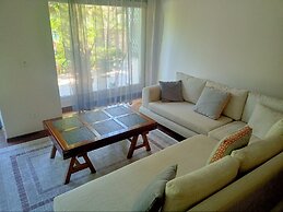 Flat With Garden 10 min to Bebek Shore