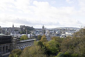 JOIVY Budget 4,5 and 6 bed private flats, in Historic Old Town - Adult