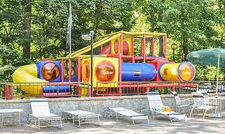 Grizzlies Den 4 Bedroom Cabin by RedAwning