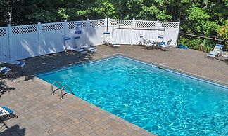 Grizzlies Den 4 Bedroom Cabin by RedAwning