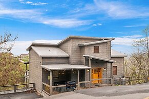 Grizzlies Den 4 Bedroom Cabin by RedAwning