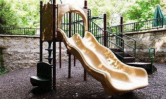 Grizzlies Den 4 Bedroom Cabin by RedAwning