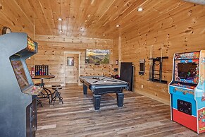 Grizzlies Den 4 Bedroom Cabin by RedAwning