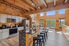 Grizzlies Den 4 Bedroom Cabin by RedAwning