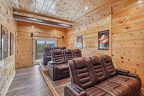 Grizzlies Den 4 Bedroom Cabin by RedAwning