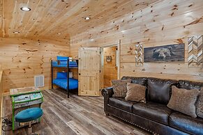 Grizzlies Den 4 Bedroom Cabin by RedAwning