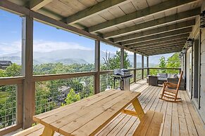 Grizzlies Den 4 Bedroom Cabin by RedAwning