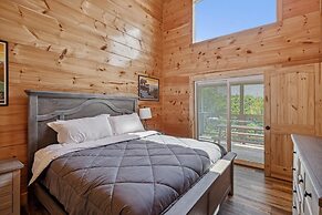 Grizzlies Den 4 Bedroom Cabin by RedAwning