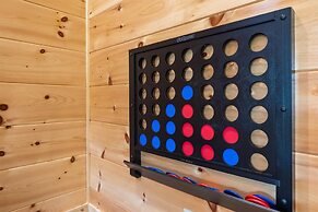 Grizzlies Den 4 Bedroom Cabin by RedAwning