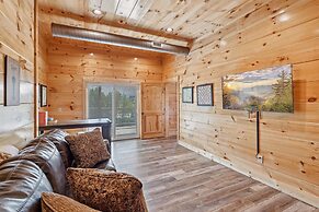 Grizzlies Den 4 Bedroom Cabin by RedAwning