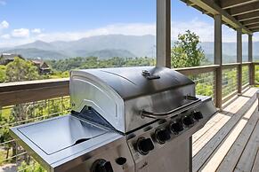 Grizzlies Den 4 Bedroom Cabin by RedAwning