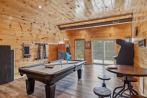 Grizzlies Den 4 Bedroom Cabin by RedAwning