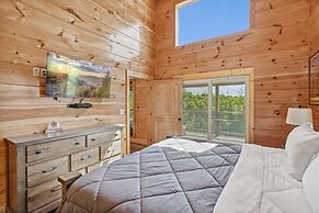 Grizzlies Den 4 Bedroom Cabin by RedAwning