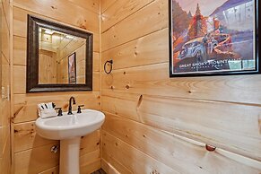 Grizzlies Den 4 Bedroom Cabin by RedAwning