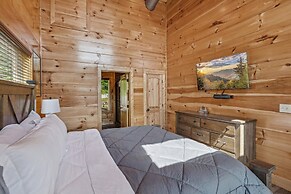 Grizzlies Den 4 Bedroom Cabin by RedAwning