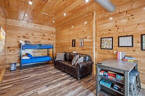 Grizzlies Den 4 Bedroom Cabin by RedAwning