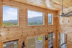 Grizzlies Den 4 Bedroom Cabin by RedAwning